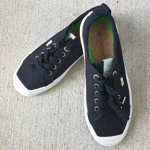 Cariuma OCA Low Top Black Sneakers